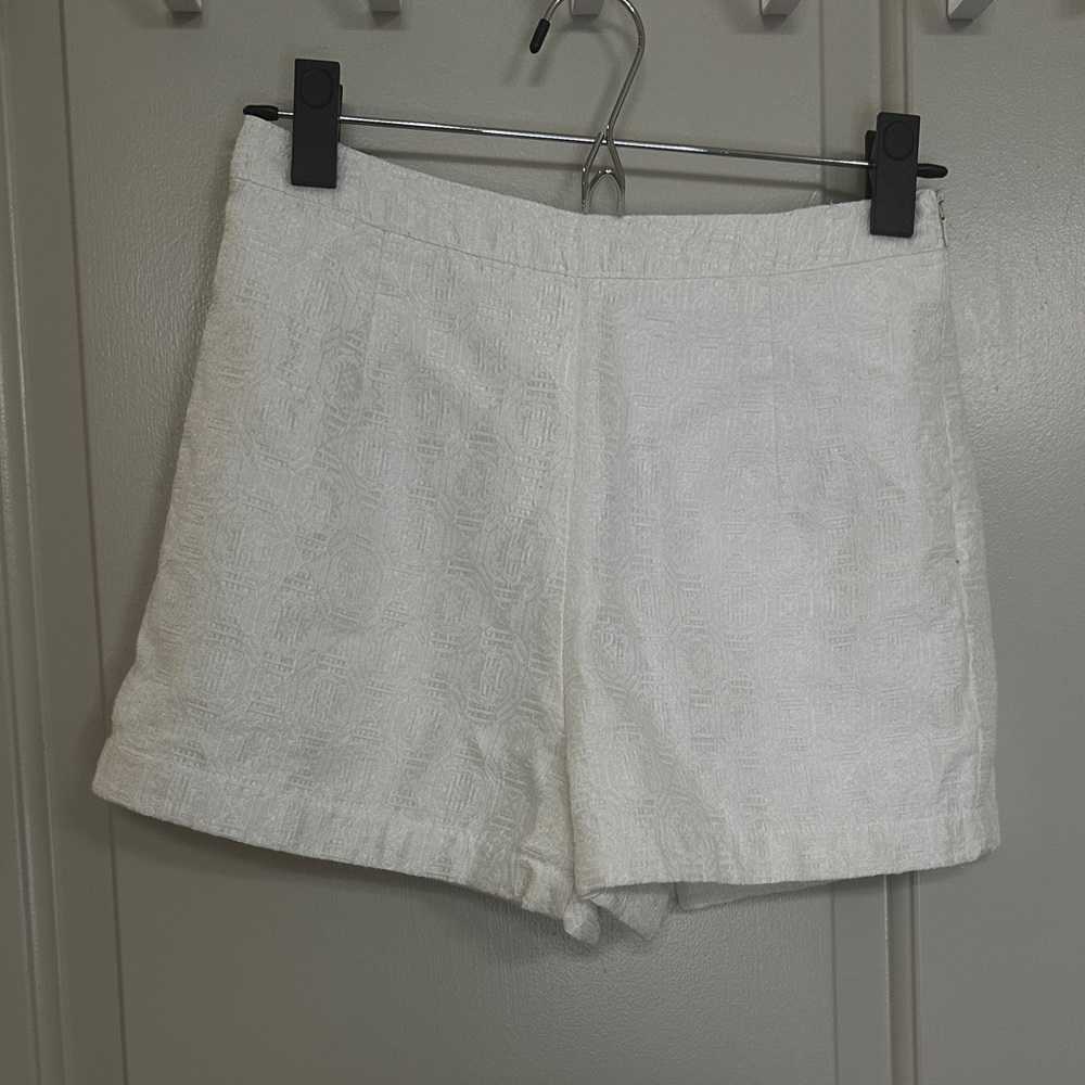 White pattern printed shorts with pockets